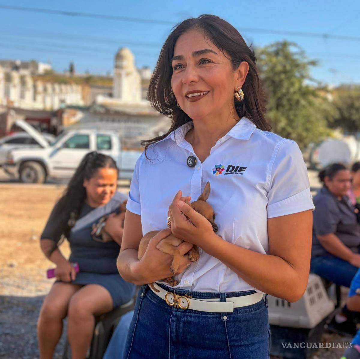$!Teresita Escalante Contreras, presidenta honoraria del DIF Ramos Arizpe, destacó la importancia de proteger a los animales.