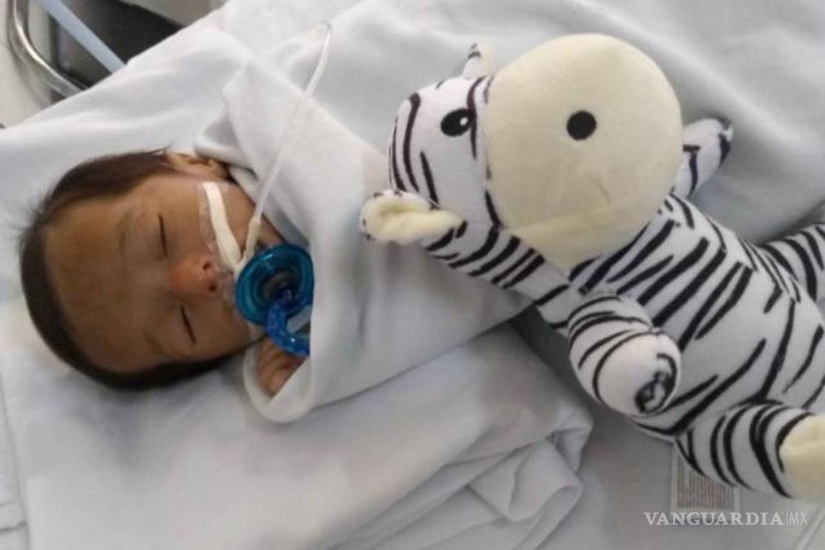 Acampan familias afuera del nuevo Hospital del Niño de Saltillo en espera de noticias de sus hijos