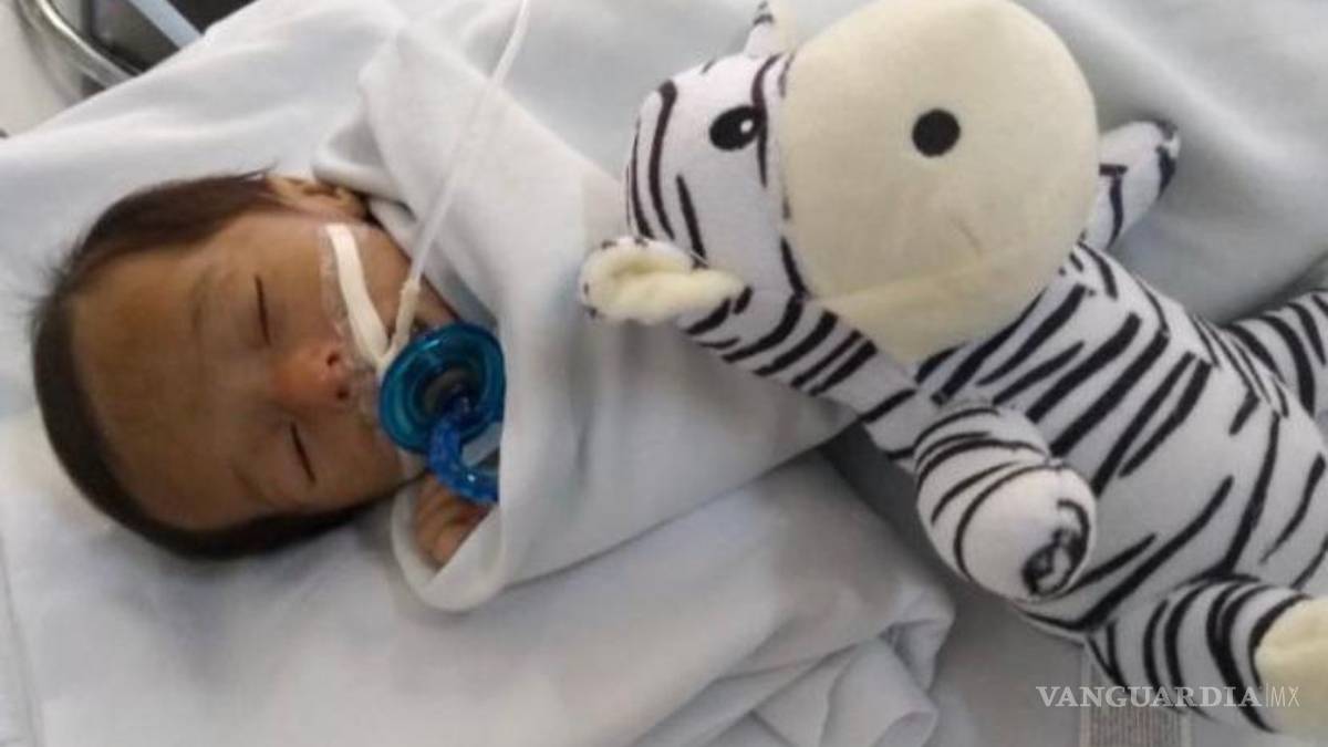 Acampan familias afuera del nuevo Hospital del Niño de Saltillo en espera de noticias de sus hijos