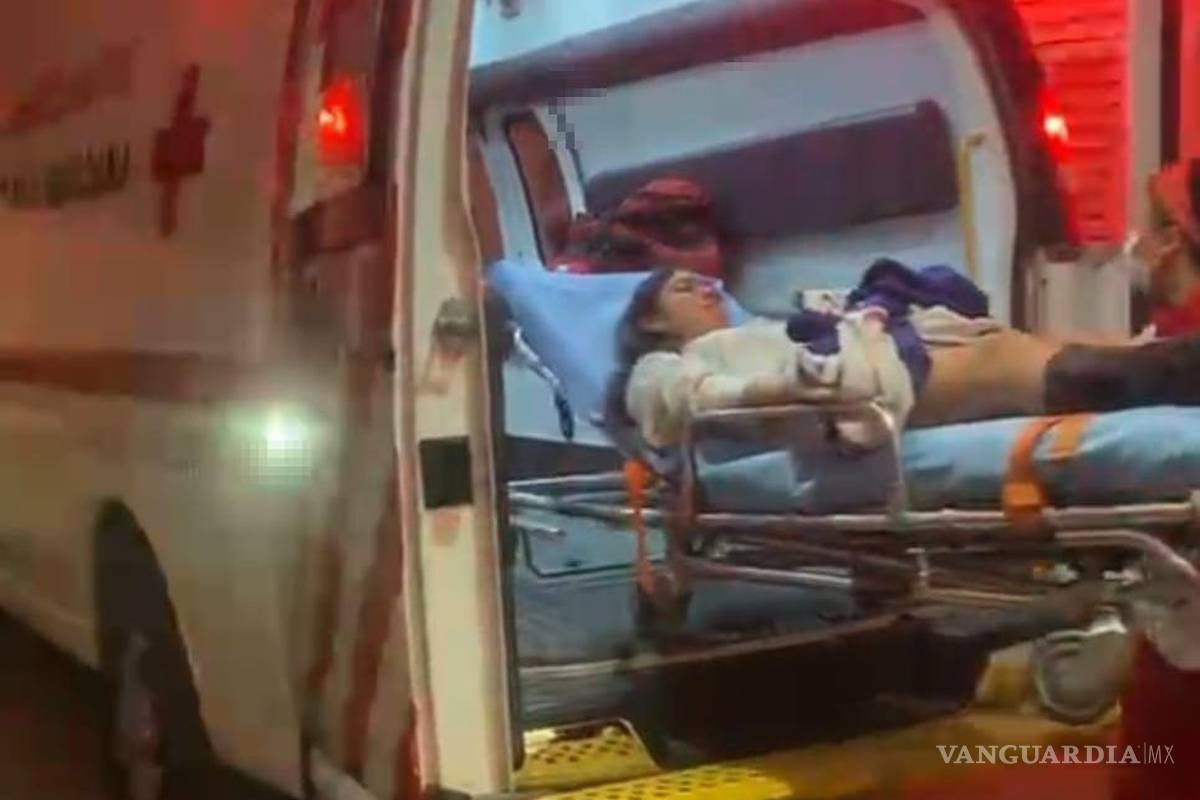 $!Los paramédicos trasladaron a los heridos al hospital, quienes presentan lesiones menores.