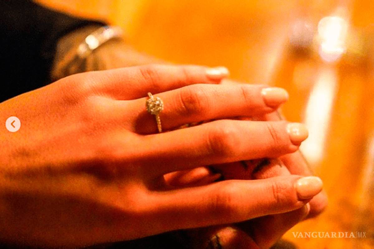 $!¡La ex porno estrella Mia Khalifa se casa!, y ya presume el anillo