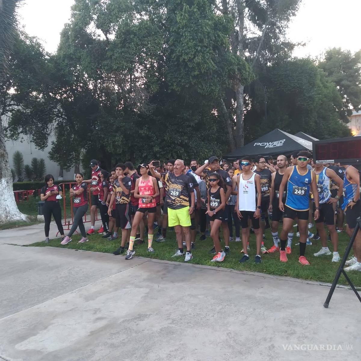 $!Corredores listos para el inicio de la carrera.
