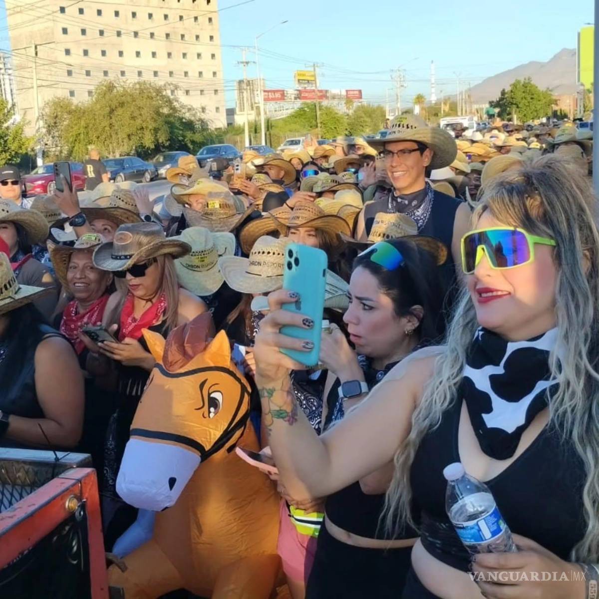 $!Sombreros, tenis y música de banda dieron un sello especial a la primera edición del Runteño 5K en Saltillo.