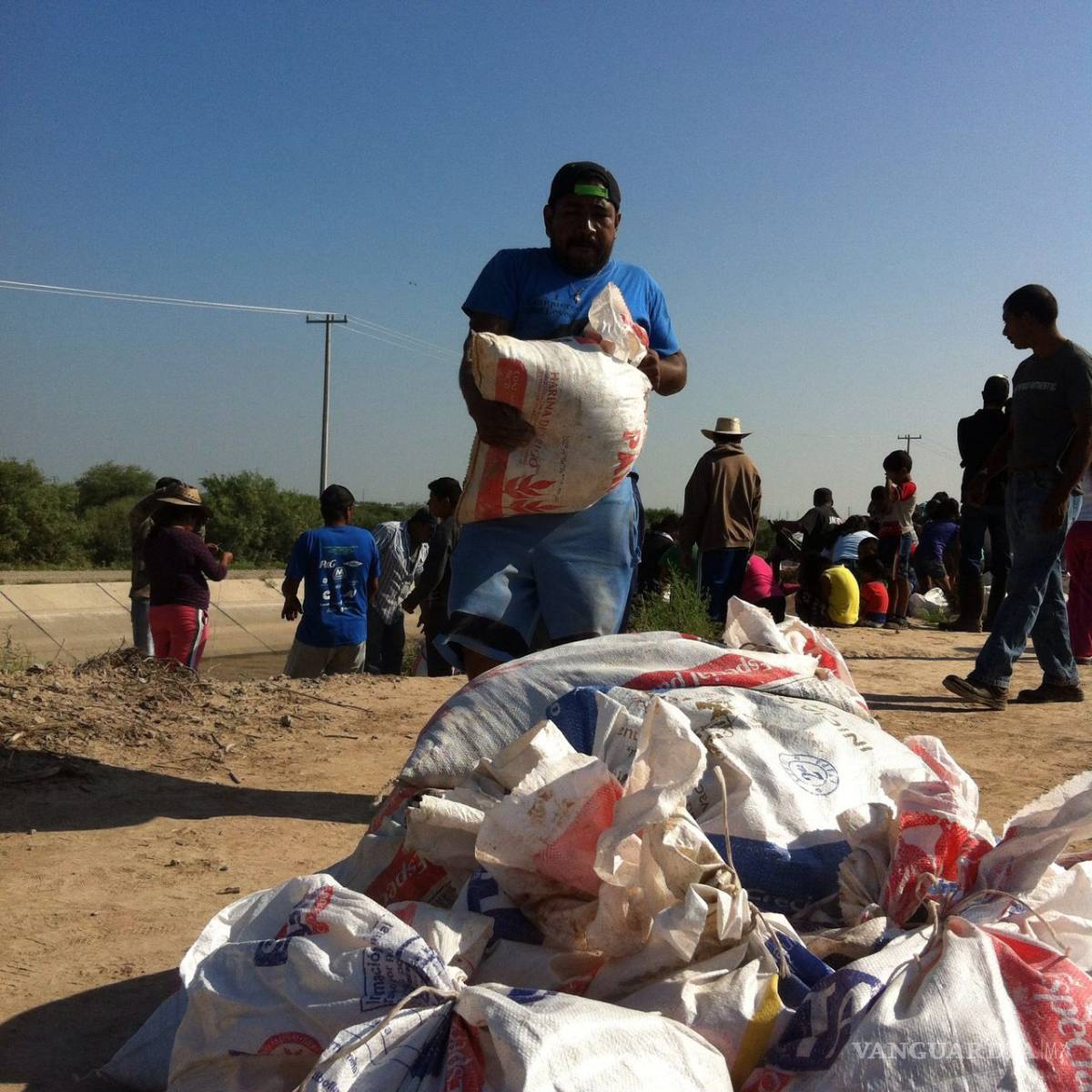$!Por desbordamientos refuerzan bordos del río Nazas (Fotos)