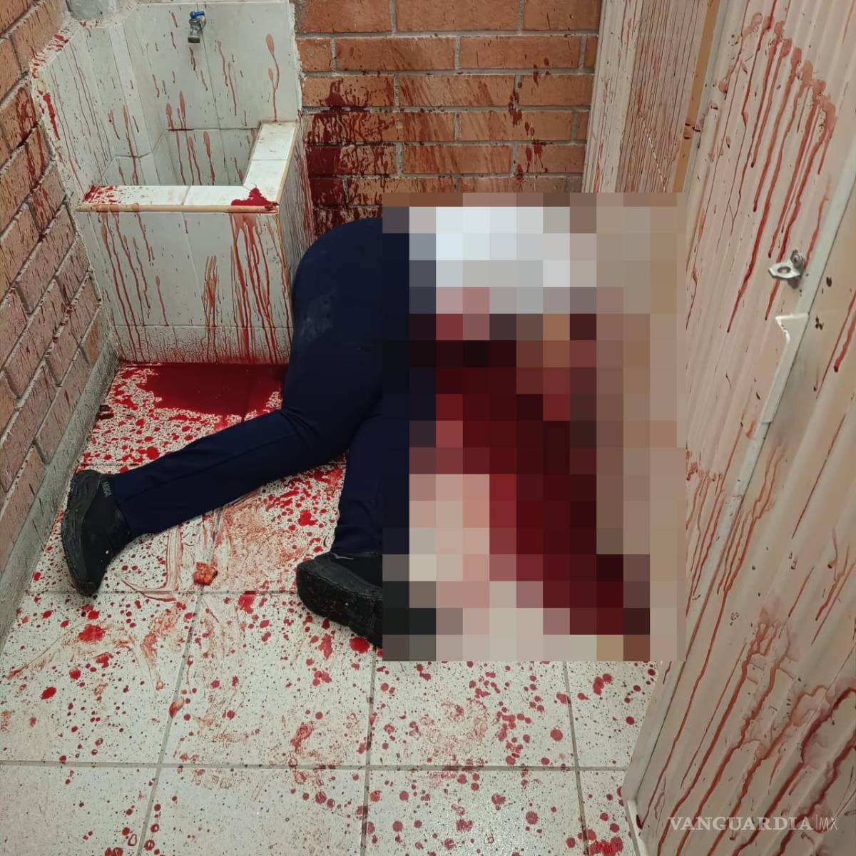 $!Leslie Edith, de 56 años, subdirectora del plantel, falleció tras el ataque registrado en la secundaria.