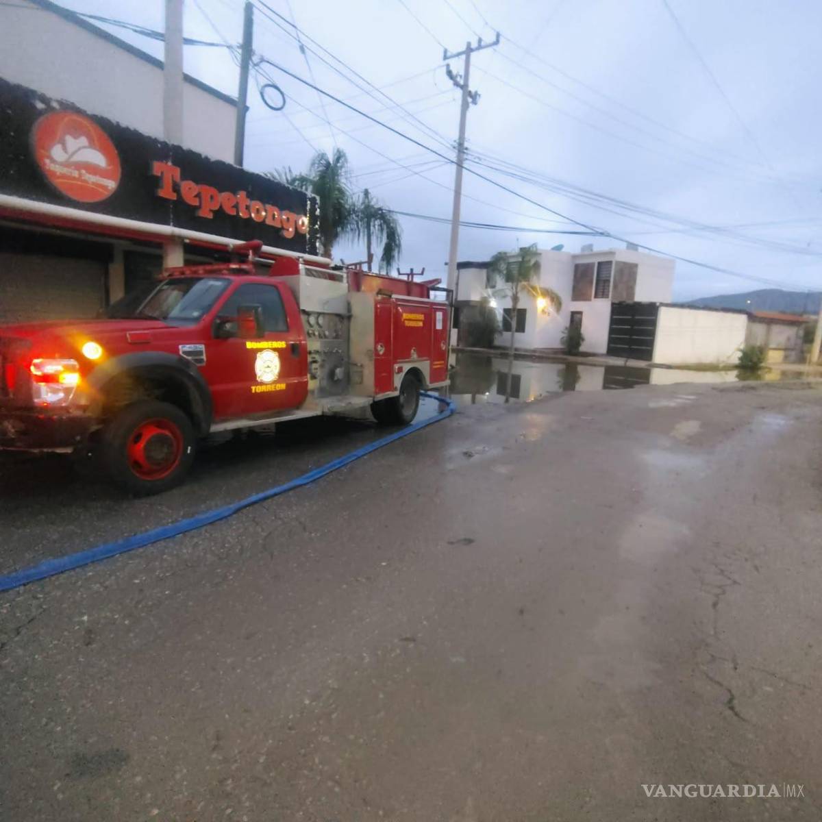 $!Personal de Bomberos de Torreón permanecen en calles anegadas durante los trabajos de atención por las lluvias.
