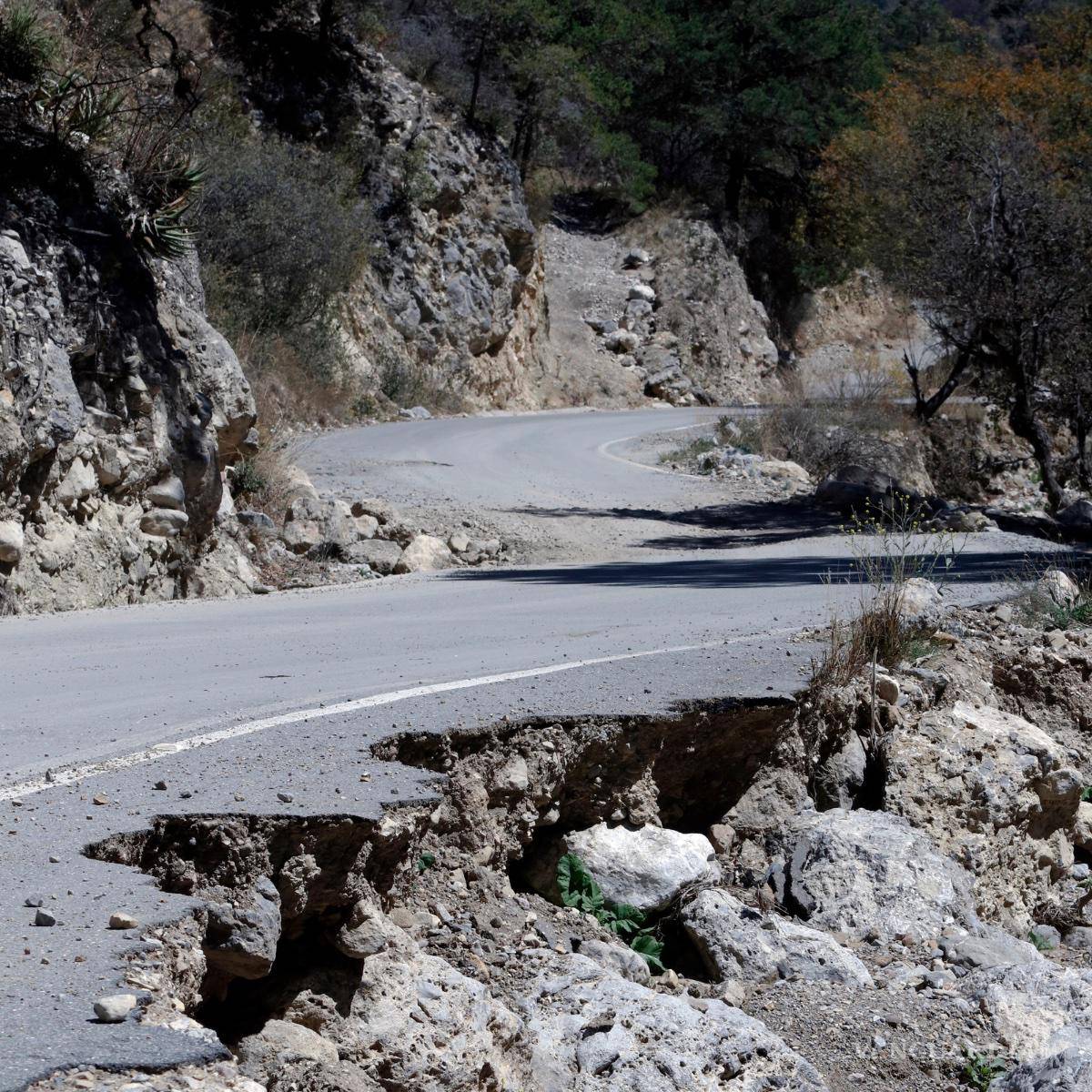 $!Resquebrajada y carcomida, la carretera aún luce dañada. El deterioro del pavimento incomunicó a San Lorenzo y San Rafael.
