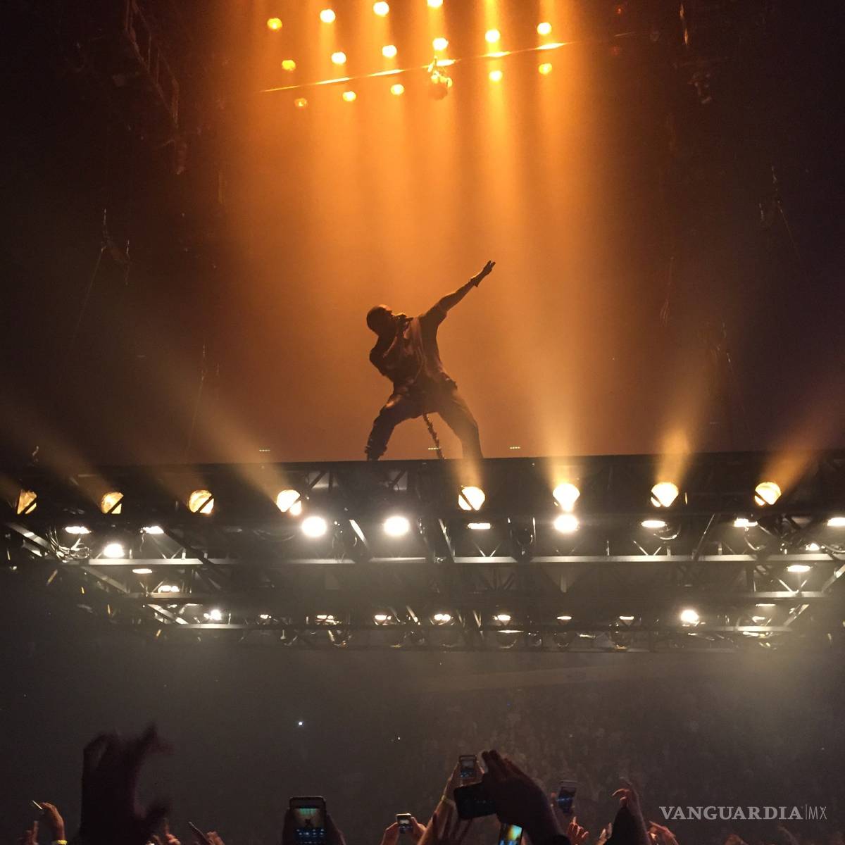 $!Kanye West canta dos canciones y se va de concierto
