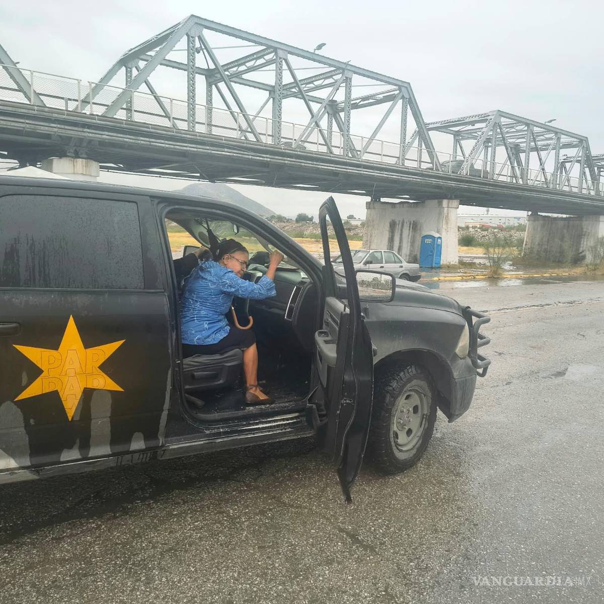 $!Policías estatales participan en labores de auxilio para poner a salvo a personas en sectores afectados por las precipitaciones.