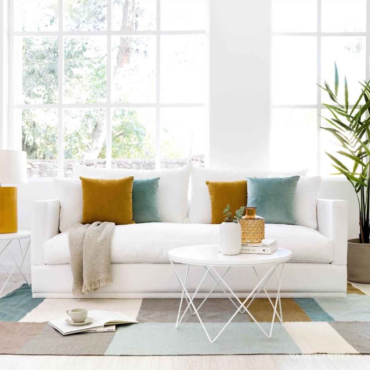 $!Sofá en blanco combinando con los colores de los cojines.