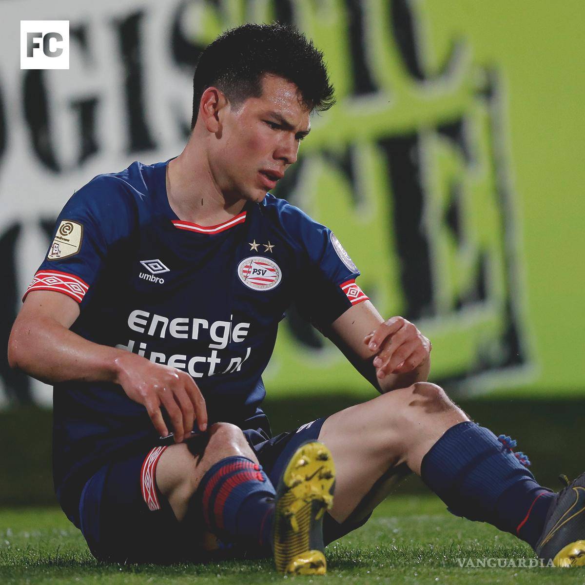 $!¡Se encienden las alarmas! Hirving 'Chucky' Lozano sale en camilla en juego del PSV
