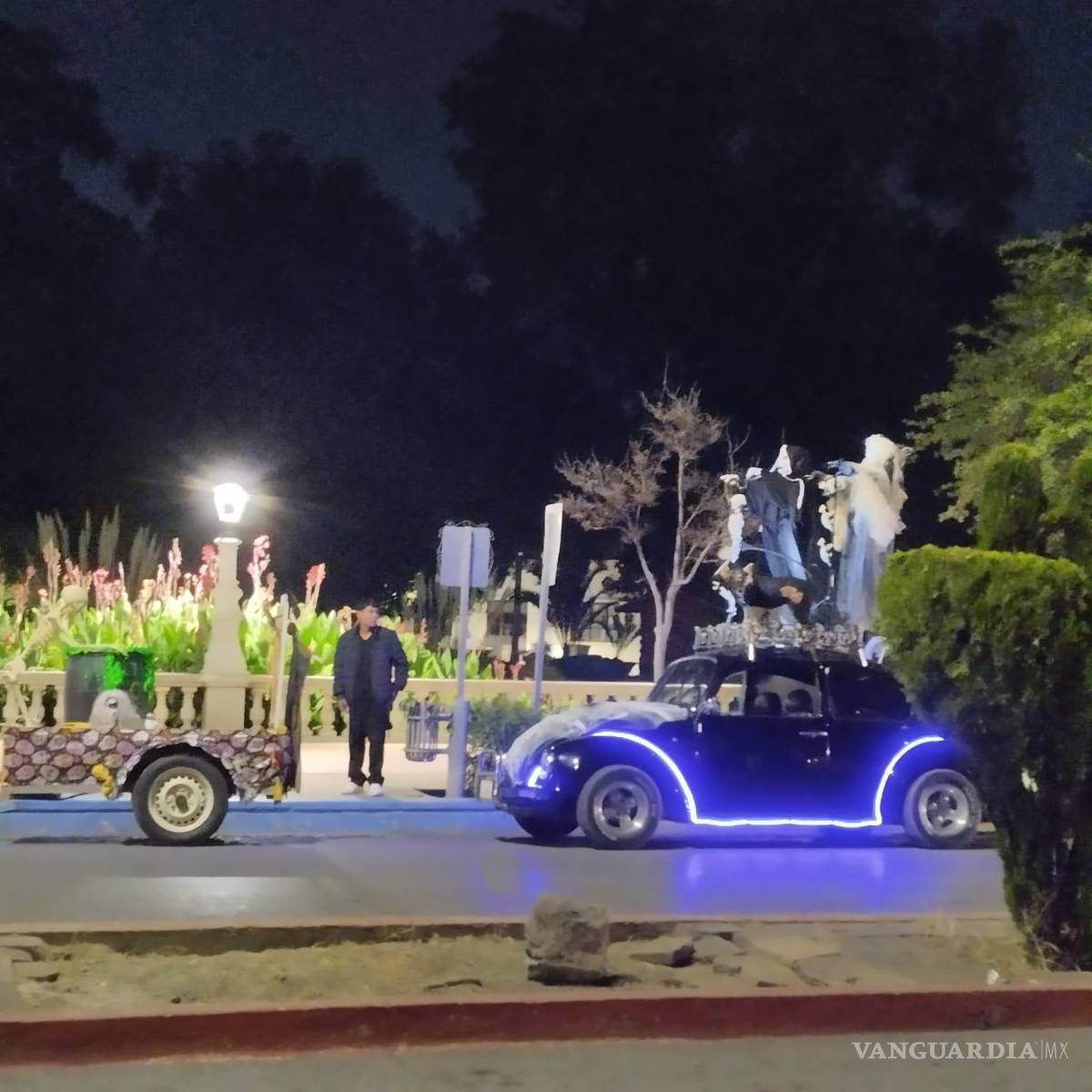 $!A medida que se acerca la noche de Halloween, Saltillo se llena de alegría y creatividad, con vehículos decorados y disfraces ingeniosos.