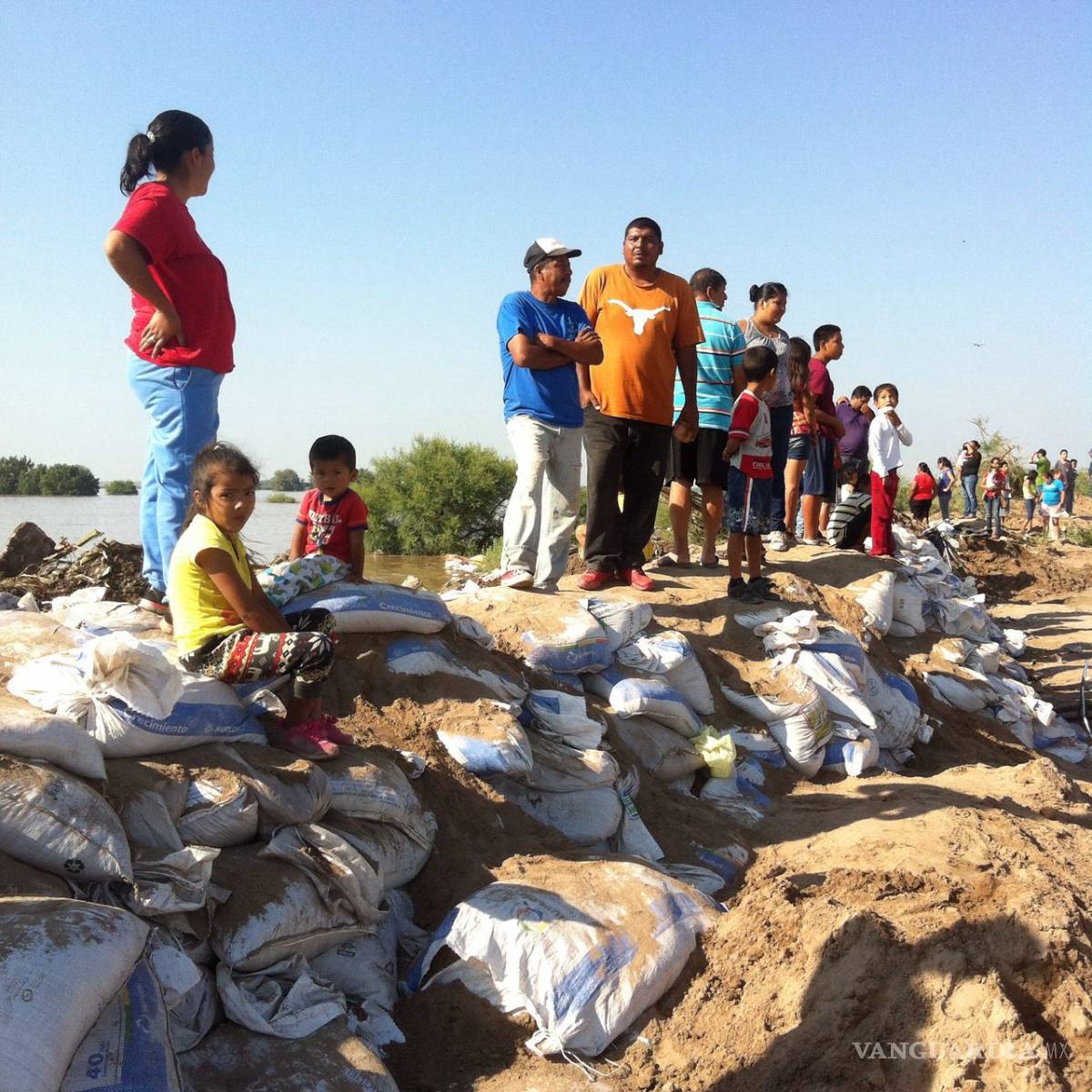 $!Por desbordamientos refuerzan bordos del río Nazas (Fotos)