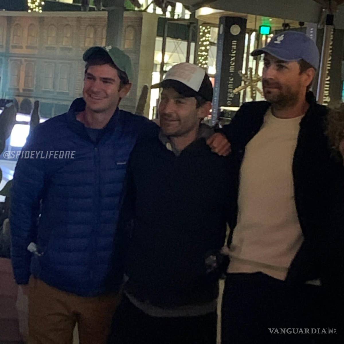 $!Andrew Garfield, Tobey Maguire y Jon Watts, se presume que sea la ocasión que fueron a ver el filme. ESPECIAL.