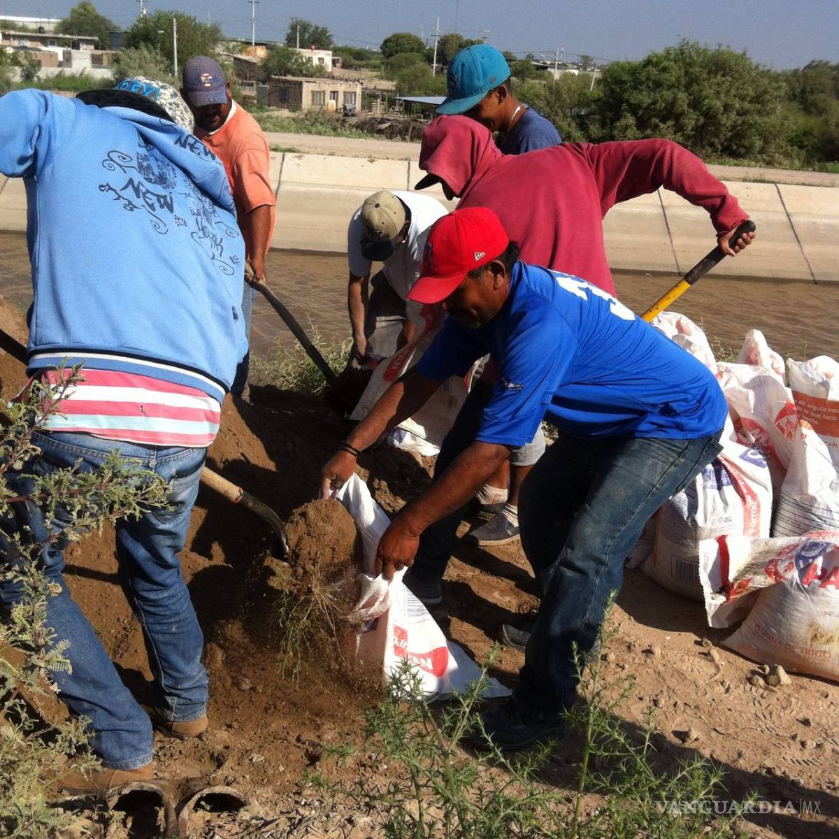 $!Por desbordamientos refuerzan bordos del río Nazas (Fotos)