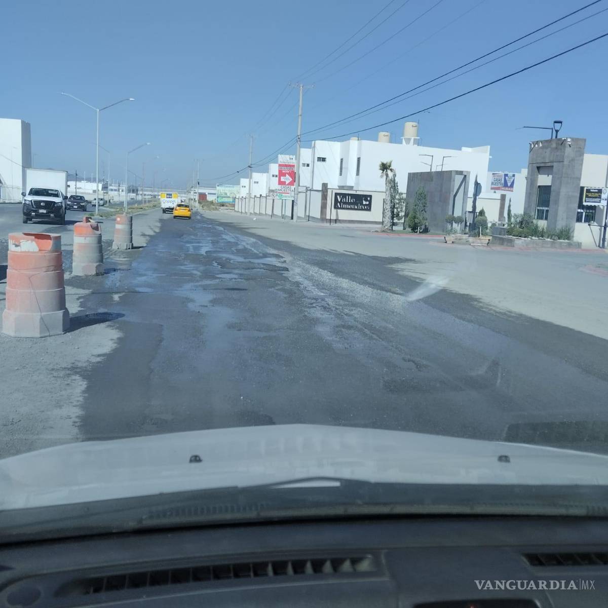 $!El bulevar frente a la Universidad de Durango presenta múltiples baches que dificultan el tránsito.