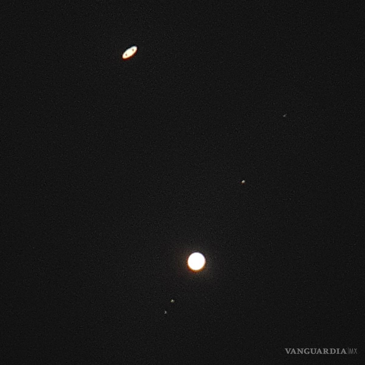 $!Júpiter y Saturno, dos gigantes se encuentran en el cielo nocturno