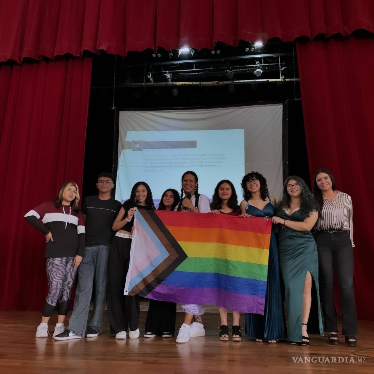 $!Kenya Cuevas compartió experiencias con jóvenes universitarios.