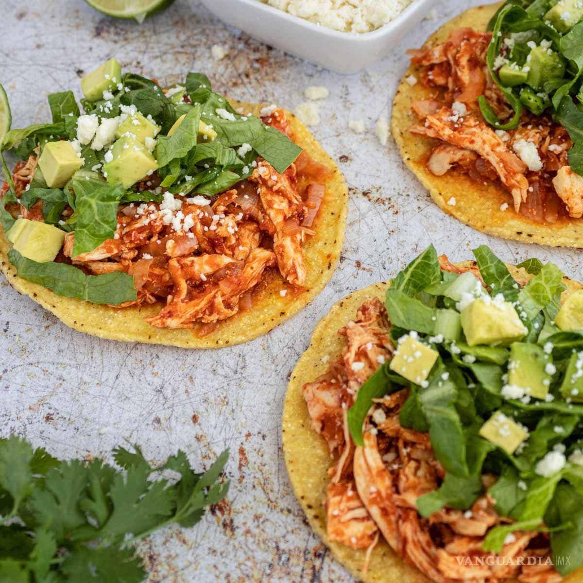 $!Tostadas de tinga de pollo.