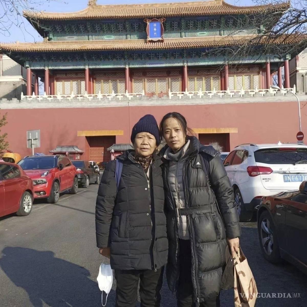 $!Yang Li, (d) y su madre, Xu Dongqing, en la puerta de la Ciudad Prohibida en Beijing, en febrero de 2023, en su primera visita a la capital china.
