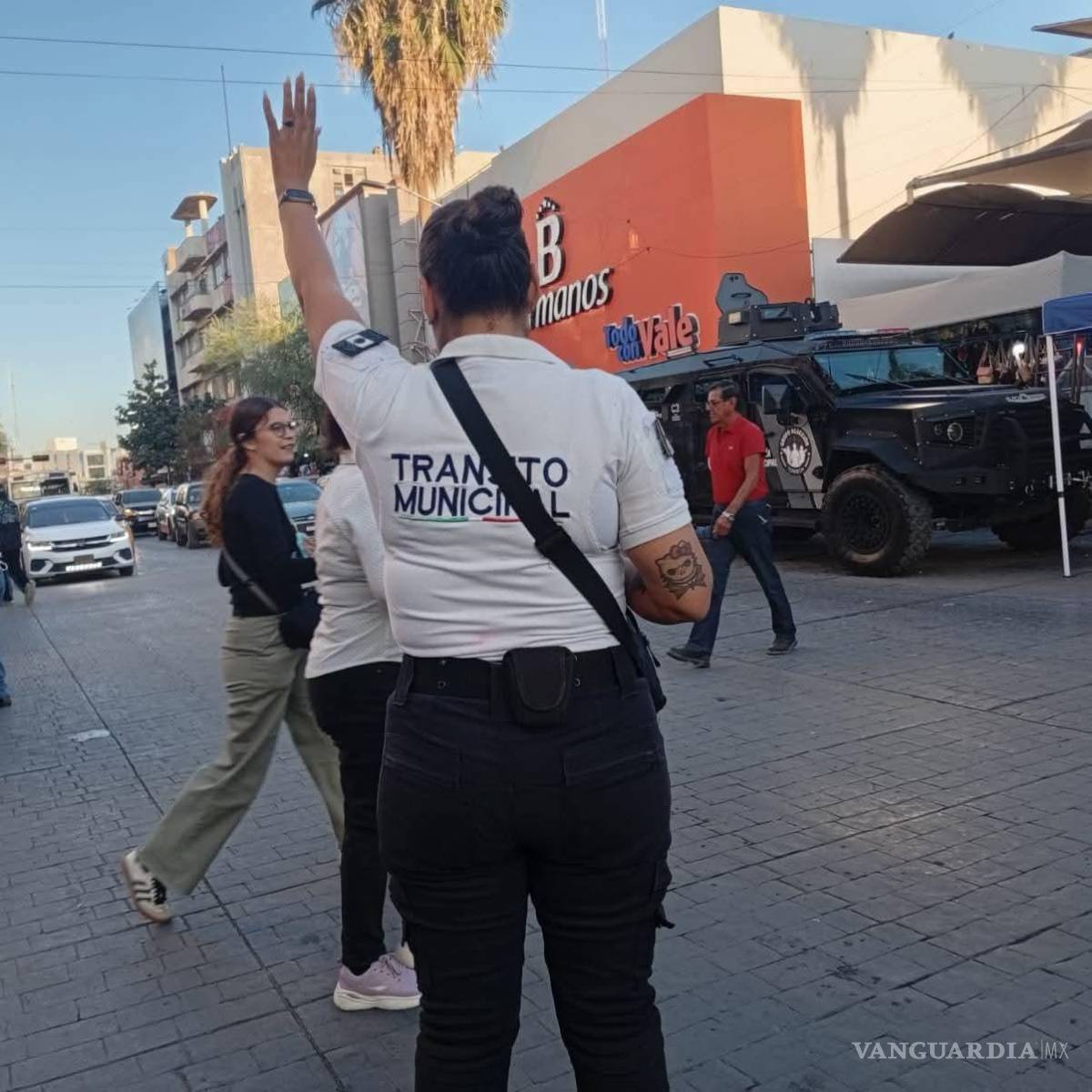 $!Elementos de Tránsito orientan a conductores en áreas de alta afluencia.
