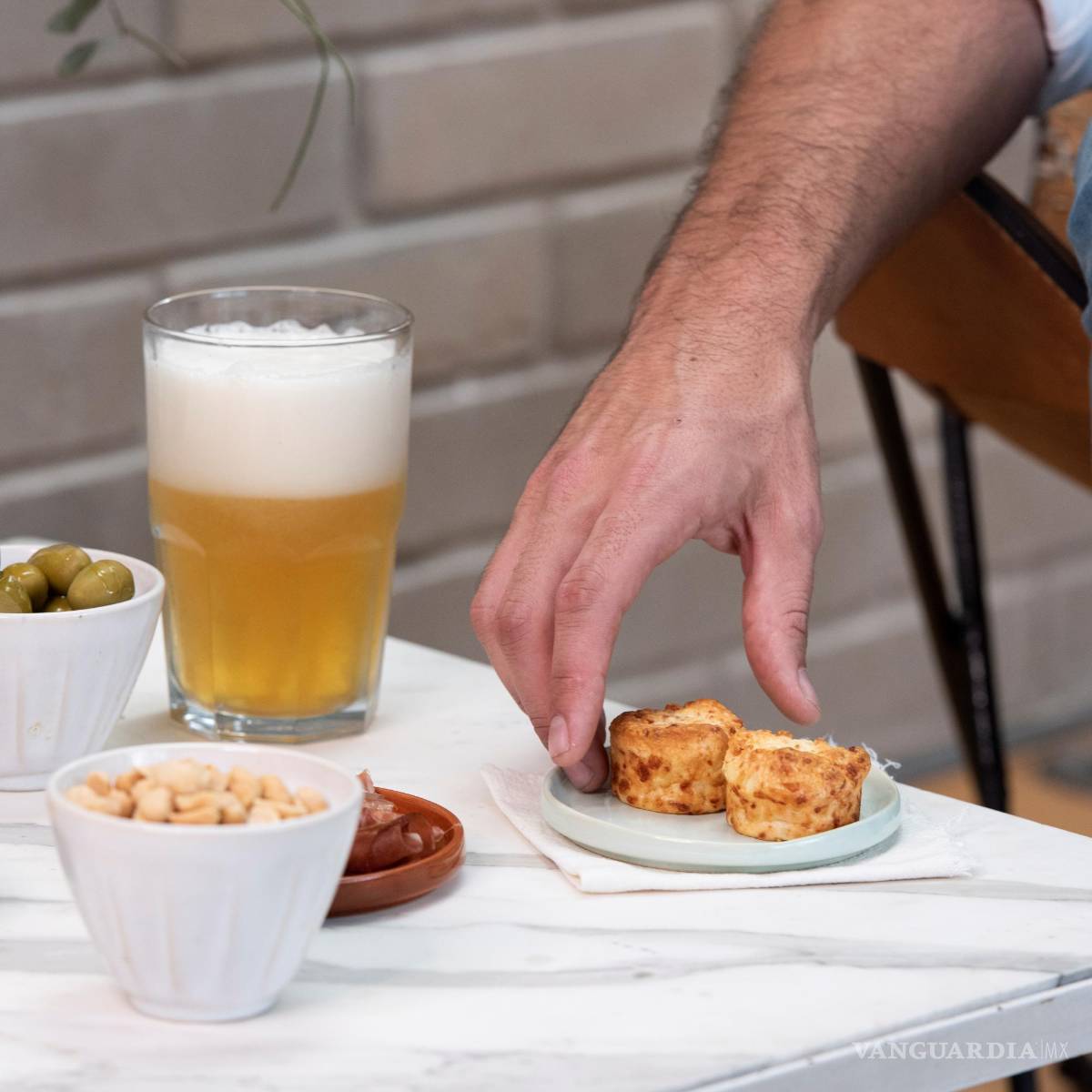 $!Panecillo horneado con sabor a queso. EFE/Tigoût