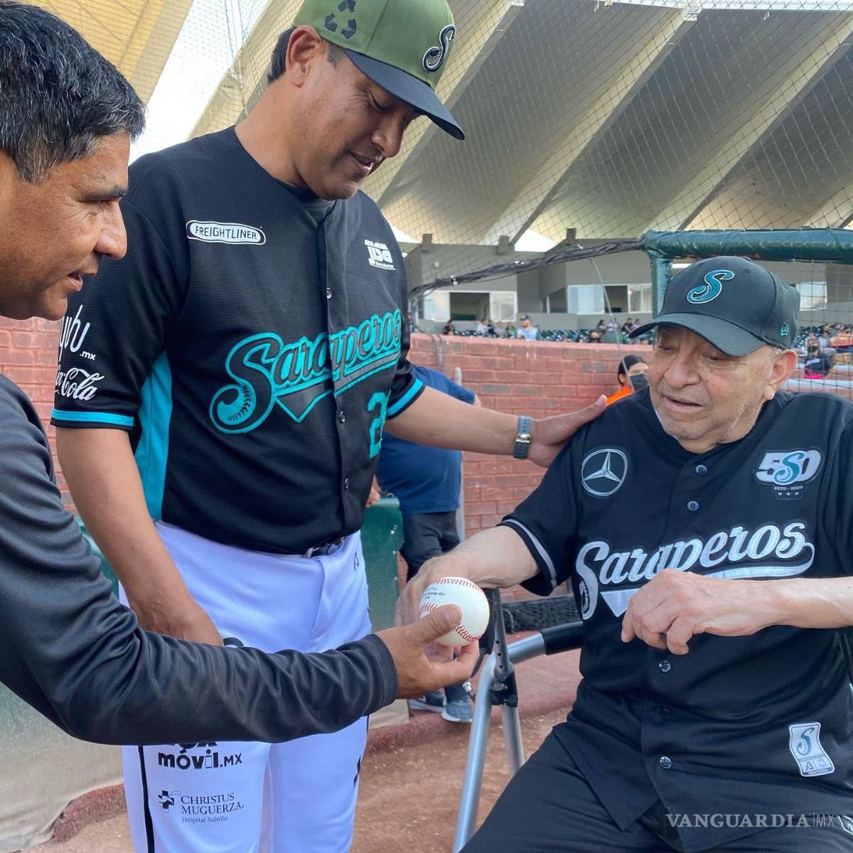 $!Marcelo Juárez fue homenajeado por los Saraperos de Saltillo, quienes retiraron su emblemático número 44.