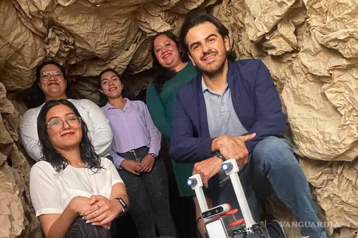 $!Carolina Abigail Gallo Meneses, Yesenia Cruz Domínguez y Lesly Verónica Salazar Jiménez, con sus asesores y su robot.