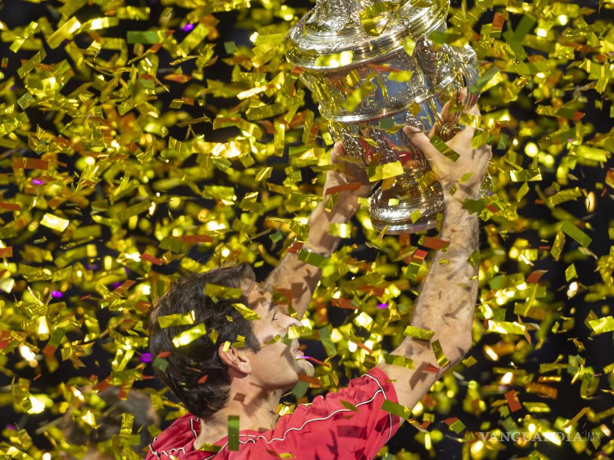 $!Roger Federer de Suiza aplaude después de ganar su décimo título en el torneo de tenis Swiss Indoors en St. Jakobshalle en Basilea, Suiza, el 27 de octubre de 2019.