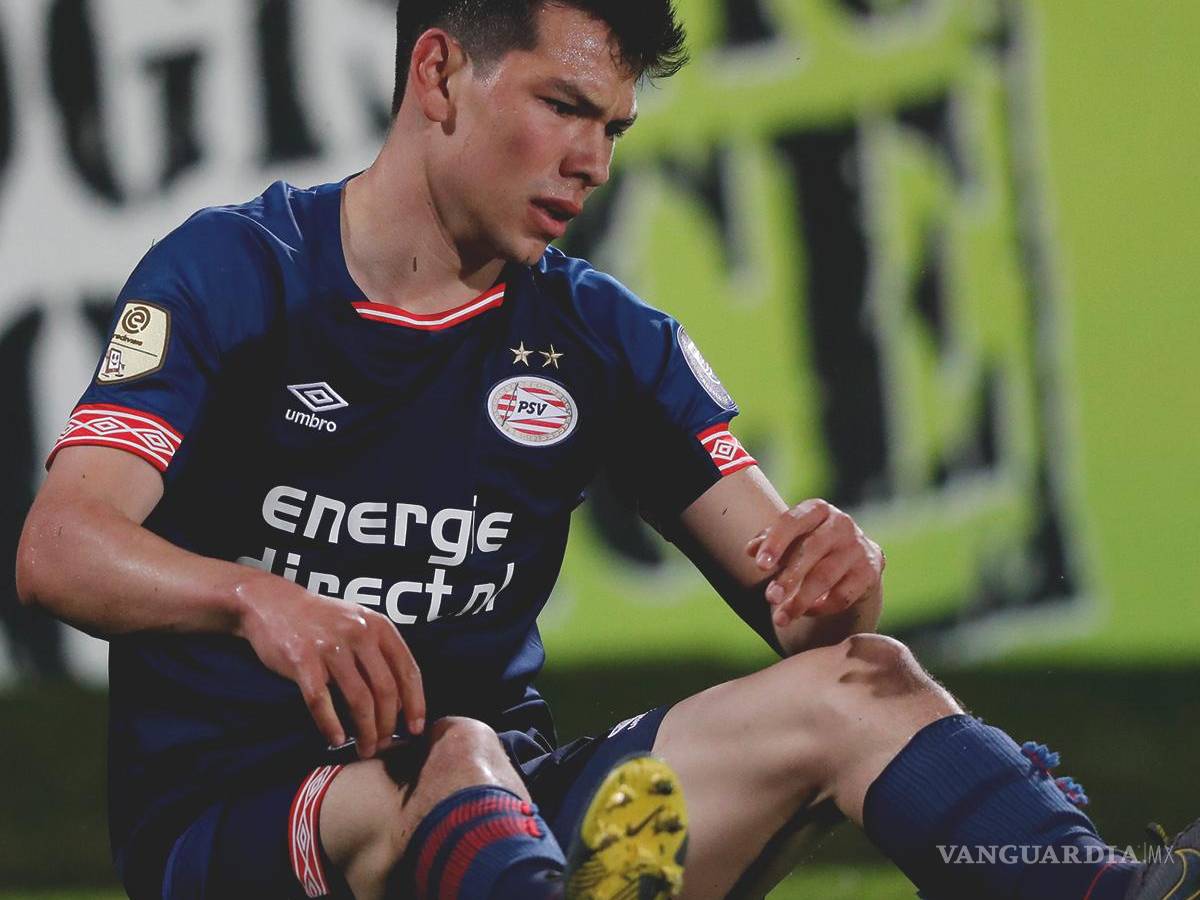 $!¡Se encienden las alarmas! Hirving 'Chucky' Lozano sale en camilla en juego del PSV