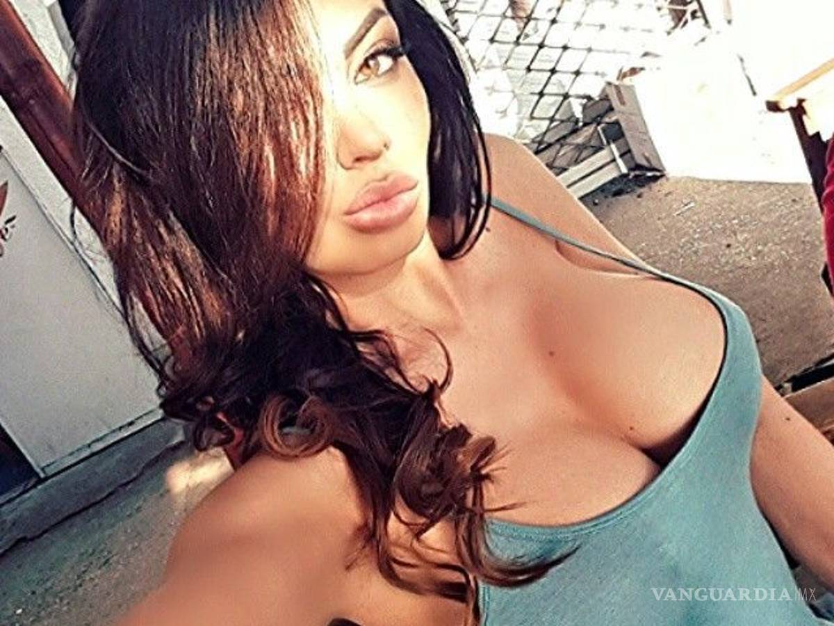 $!Ex pareja de Neymar prometió reducirse los senos; se arrepiente y hace lo contrario