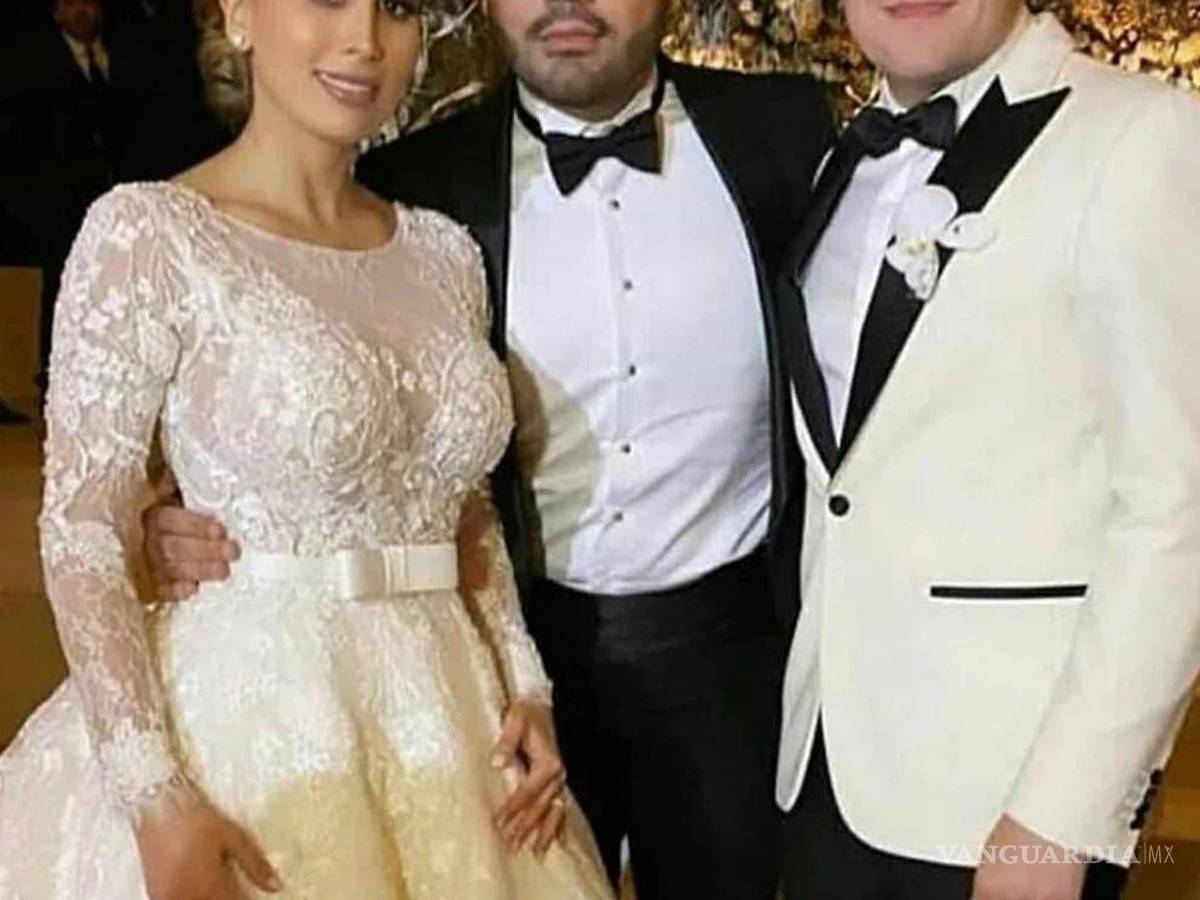 $!Alejandrina Guzmán, Édgar Cázares e Invitado durante su boda en enero de 2020.