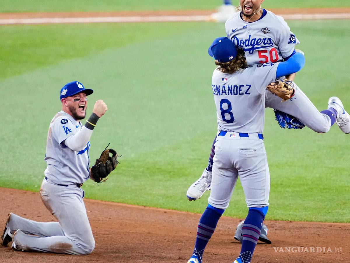 $!El sorpresivo doble play ejecutado por el jardinero Kike Hernández y el 2a base Miguel Rojas -de los Dodgers- a batazo de Andrés Giménez, de los Azulejos.