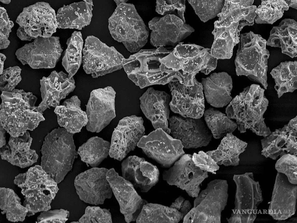 $!Advierten que la ceniza volcánica no es sólo un polvo, se trata de fragmentos de rocas y minerales.