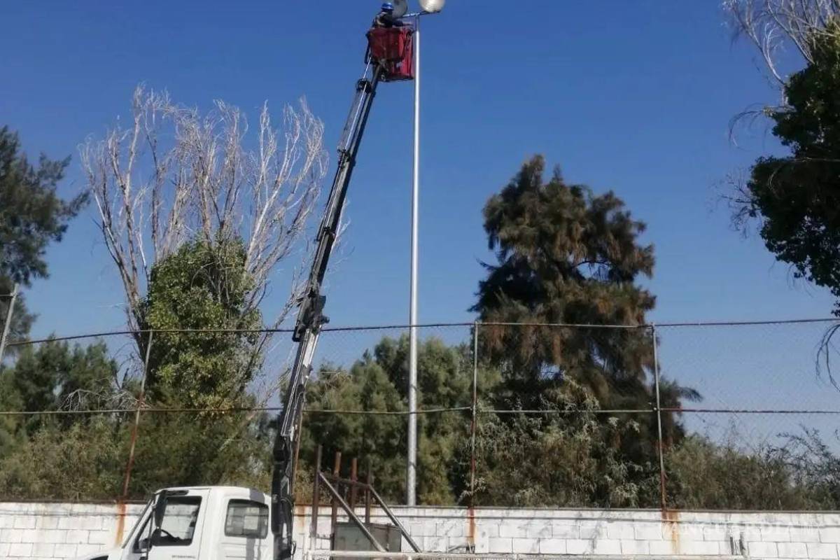 Trabajan en mantenimiento de luminarias en colonias y ejidos de Torreón