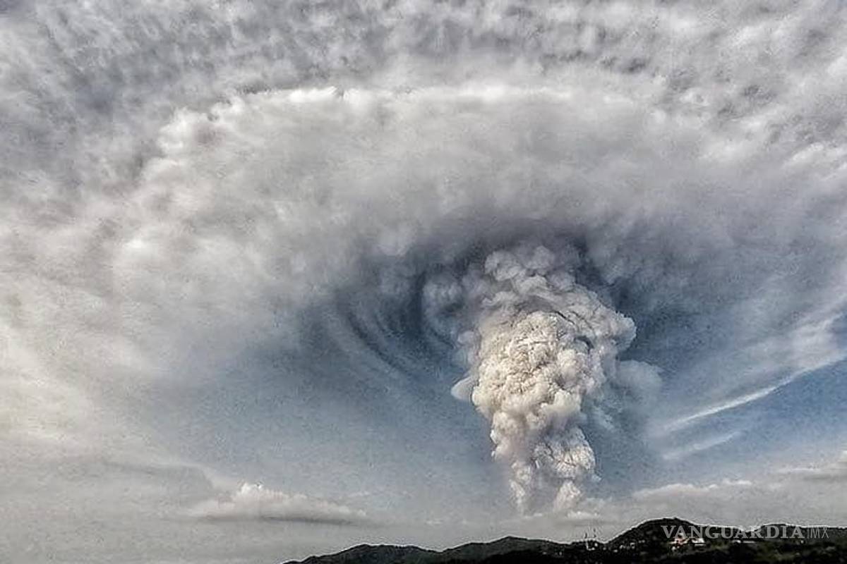 Impactante erupción de volcán en Filipinas; emiten alerta de ‘tsunami volcánico’ y evacuan a miles