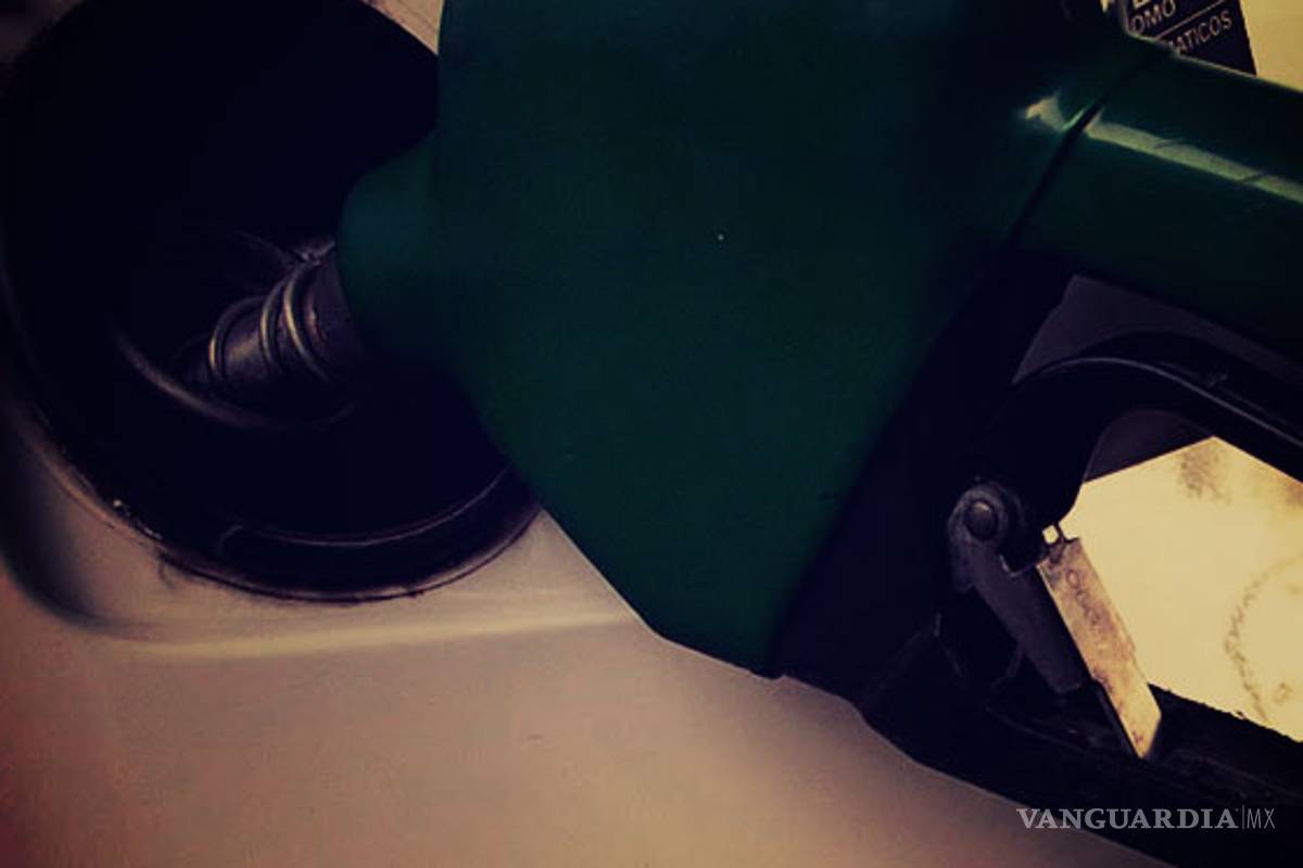 Lo que nunca deberías hacer al recargar en una gasolinera