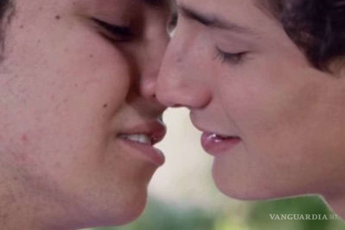 #YaBesaloAristemo... fans impactados por posible beso entre 'Aristóteles' y 'Temo' , pareja gay adolescente de Televisa (Video)