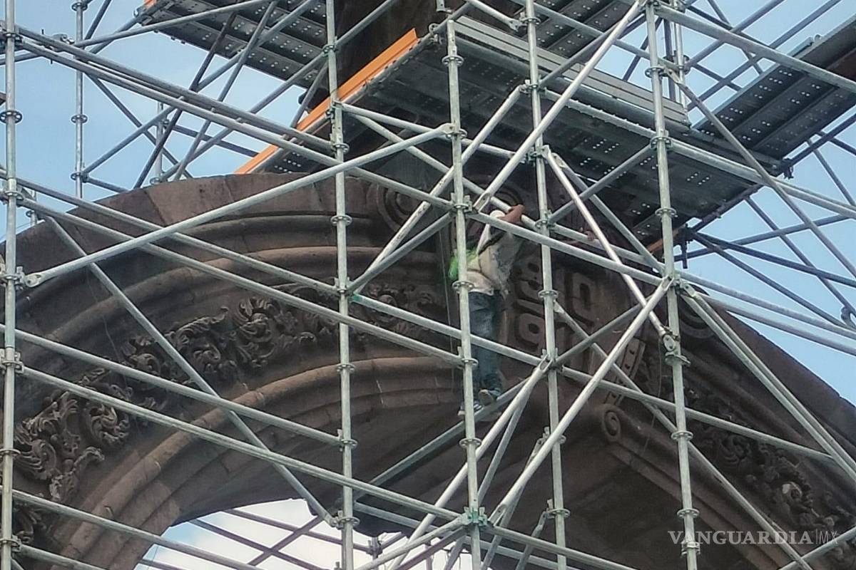 Hombre sube al Arco de la Independencia, en Monterrey, y amaga con lanzarse