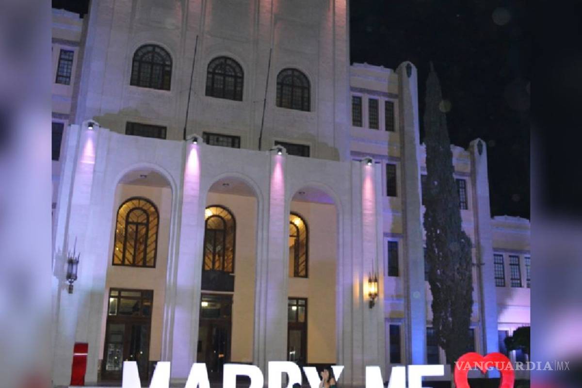 Joven sorprende a su novia, le pide matrimonio frente al Ateneo Fuente de Saltillo... ¡Y dice que sí!