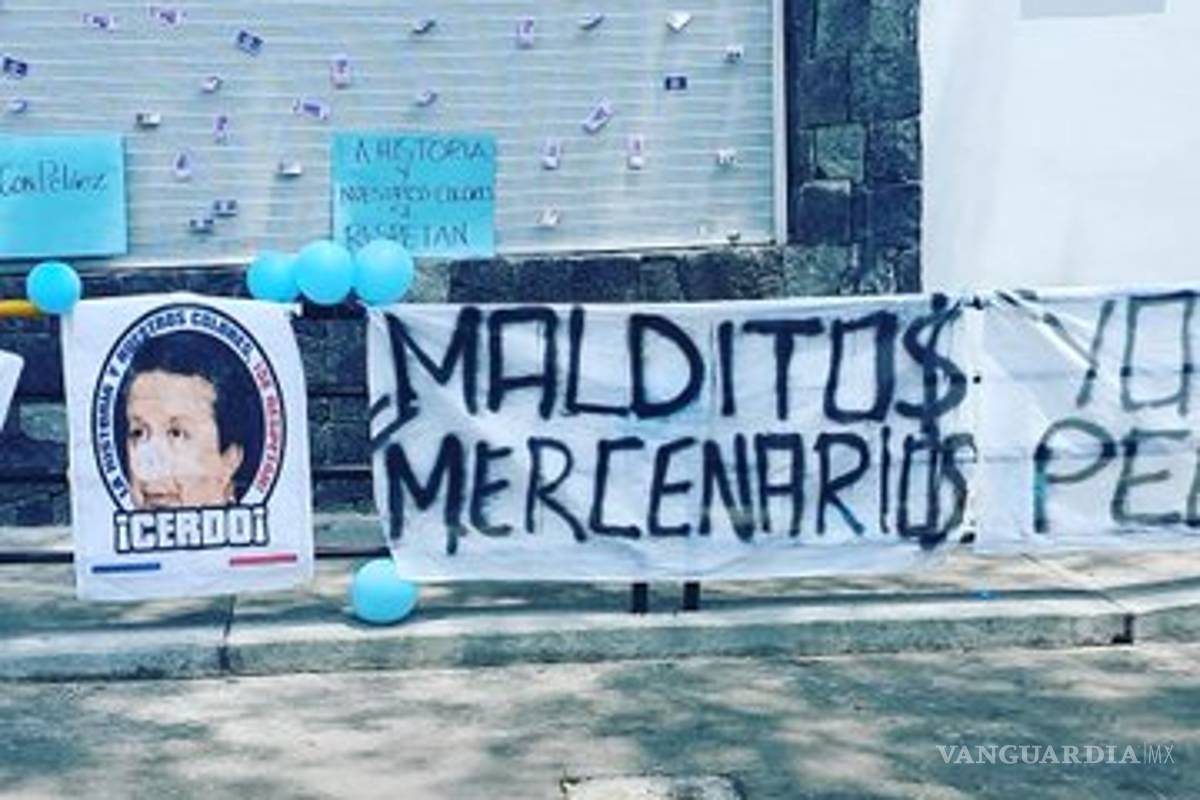 Aficionados del Cruz Azul protestan afuera de sus instalaciones