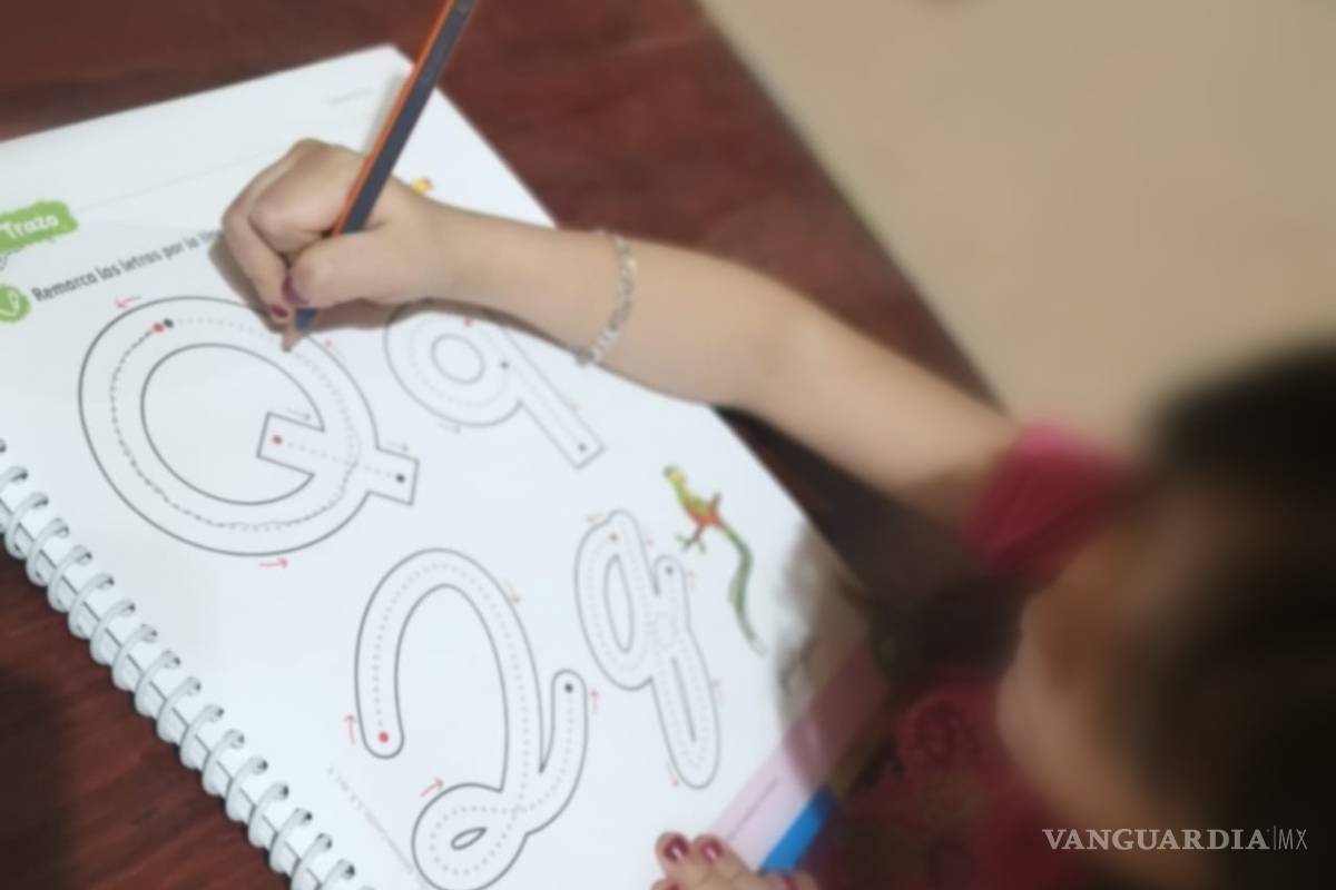 ‘Reprueban’ modelo 'Aprende en casa' en cuarentena de COVID-19 en Coahuila; padres de familia cuestionan carga para ellos