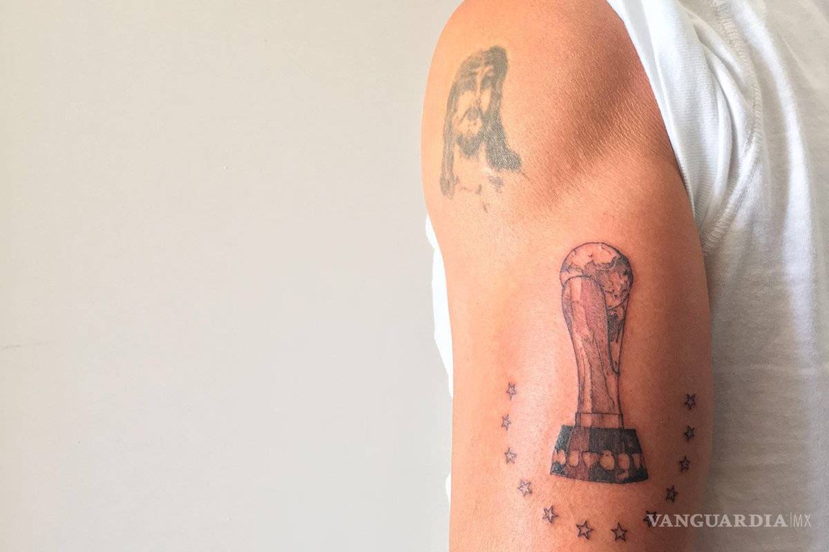 $!Demuestra su fanatismo al extremo: ¡En Saltillo, aficionado se tatúa escudo del América en el rostro!