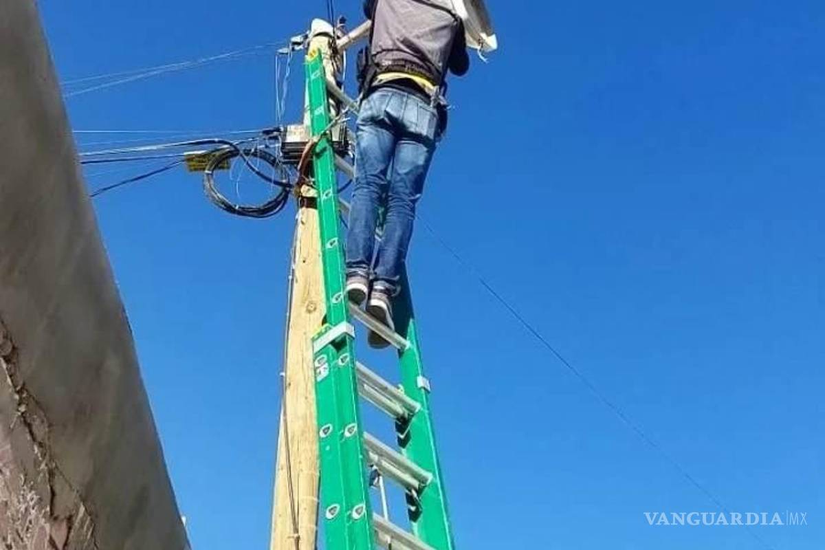 Trabajan en mantenimiento de luminarias en colonias y ejidos de Torreón