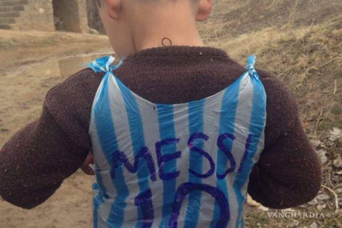 Hallan al niño que hizo camiseta de Messi con bolsa de plástico