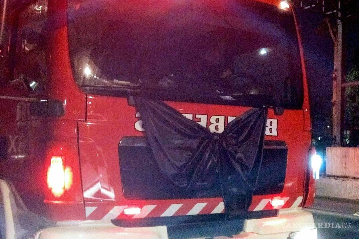 Muere bombero al intentar apagar espectacular que proyectaba porno
