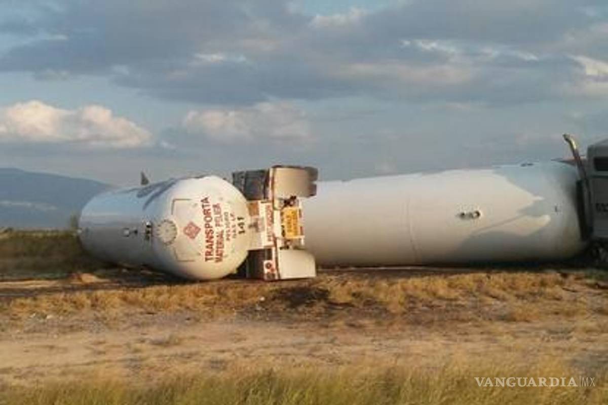 Pipa de gas volcó en carretera Monclova Piedras Negras