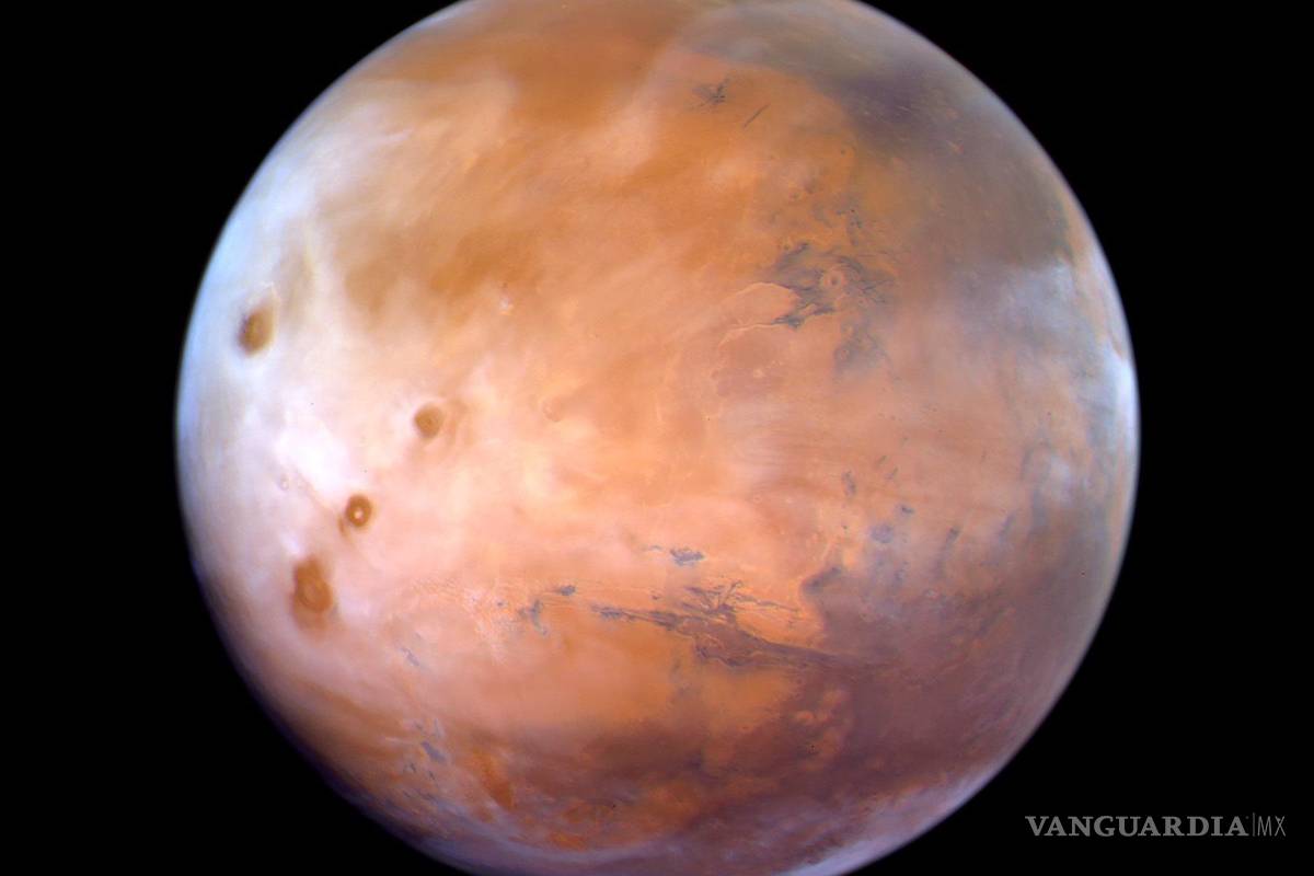 $!La misión espacial de Emiratos Árabes Unidos (EAU) publicó este sábado nuevas imágenes de Marte que muestran altas concentraciones de oxígeno en su atmósfera. En un comunicado, la misión emiratí afirmó que las observaciones contienen características completamente inesperadas que tendrán consecuencias de gran alcance para nuestros modelos existentes de la atmósfera marciana y nuestra comprensión de su comportamiento. EFE/Emirates Mars Missions