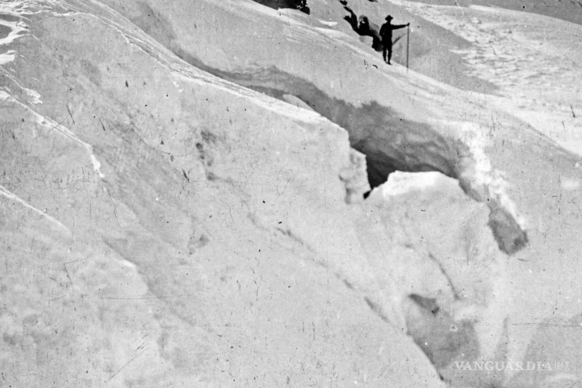 $!Una fotografía proporcionada por la Biblioteca del Congreso muestra a un escalador en la cima del Monte Rainier cuando el hielo era grueso y robusto.