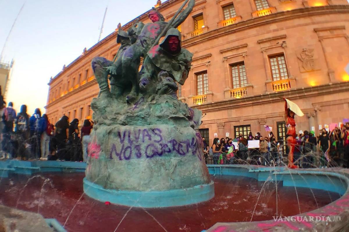 ‘Rayar no, eso es vandalismo’; se desata polémica en redes por pinta en Plaza de la Nueva Tlaxcala de Saltillo tras 8M